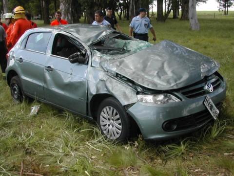 El automóvil siniestrado en la banquina de Ruta.