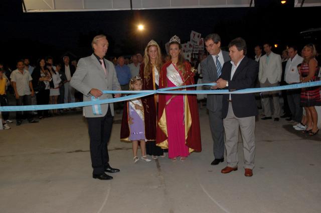 INAUGURACION. Las autoridades en el corte de cinta.