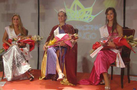 TRONO. La Reina junto a sus princesas en el escenario.