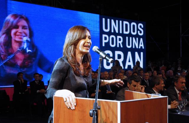 Fernández pronuncia su discurso en Leones.