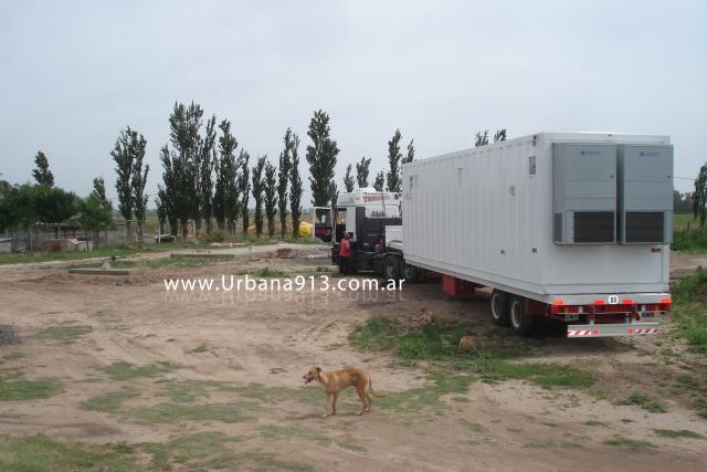 Camión que llegó a Leones con container de equipos.